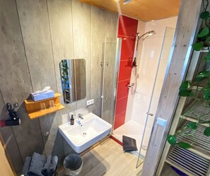 Suihku, hiustenkuivaaja, pyyhkeet, saippua