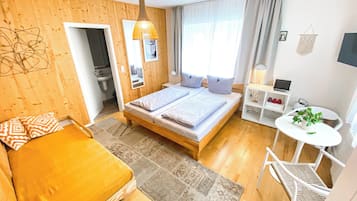 Kamar Triple Standar | Didekorasi berbeda-beda dan dilengkapi dengan perabotan berbeda-beda