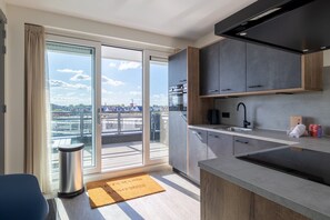 Fridge, microwave, stovetop, dishwasher