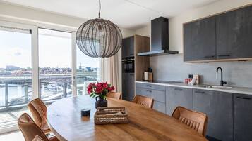 Kjøleskap, mikrobølgeovn, kokeplater og oppvaskmaskin