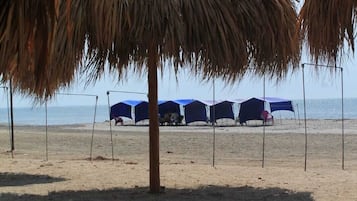 Plage privée, cabines gratuites, parasols, serviettes de plage