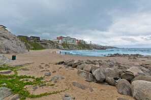 Beach nearby, sun loungers, beach towels