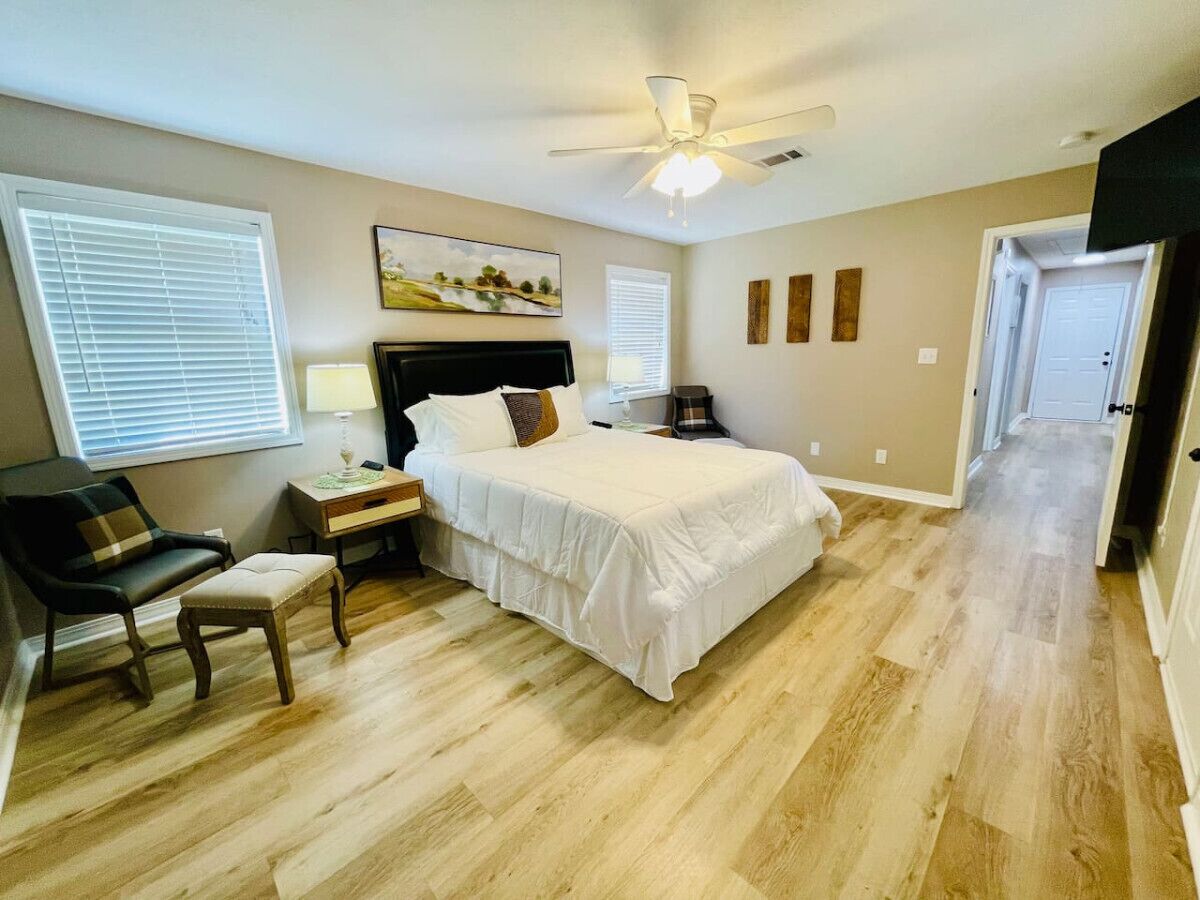 3 室のベッドルーム、デスク、アイロン / アイロン台、旅行用ベビーベッド