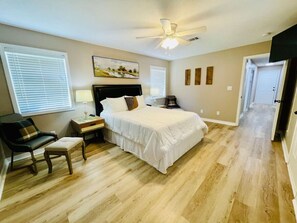 3 soverom, skrivebord, strykejern/-brett og reiseseng for barn