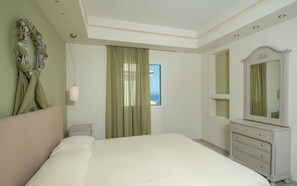 1 dormitorio, tabla de planchar con plancha, cuna de viaje