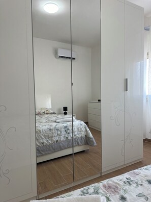 2 bedrooms, iron/ironing board, free WiFi, bed sheets - sister house1 ...10 min da piazza duomo (Catania)