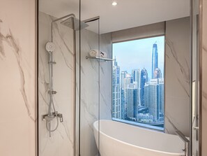 Luxury Studio, Marina View, Tower | Bathroom | Combined shower/tub, free toiletries, hair dryer, slippers - Scenic Views & Top Amenities - Address (Dubai)