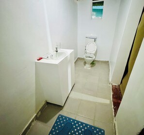 Basic Double Room, Mountain View | Bilik Mandi | Pancuran mandi, kelengkapan dandanan diri percuma, selipar 