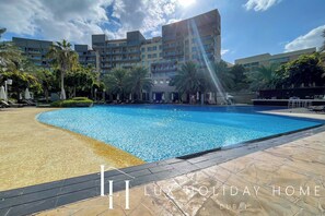 Outdoor pool - LUX Dream Palm Atlantis Sea View Suite (Dubai)
