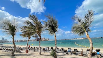 Playa privada y camastros