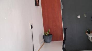 Chambre Deluxe Double ou avec lits jumeaux, patio, vue jardin | Bureau, espace de travail pour ordinateur portable