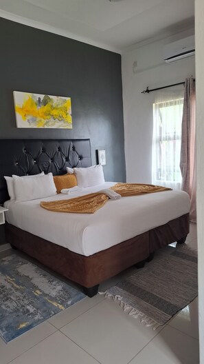 Quarto casal ou duplo luxo, varanda, vista para o jardim | Banheiro | Toalhas de banho, sabonete, shampoo, papel higiênico