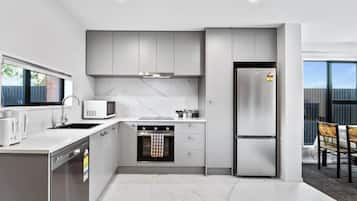 Geladeira, micro-ondas, fogão, cooktop
