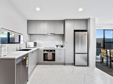 Fridge, microwave, oven, stovetop. Spa Hideaway in Central City + Parking !