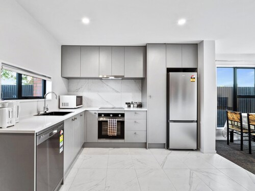 Spa Hideaway in Central City + Parking !