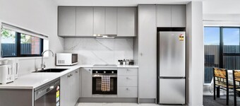 Spa Hideaway in Central City + Parking !