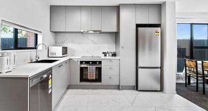 Spa Hideaway in Central City + Parking !