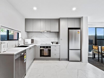 Spa Hideaway in Central City + Parking !