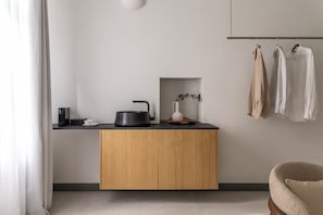 Suite Business | Cocina privada | Frigorífico pequeño y máquina de café espresso