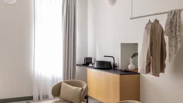 Business Suite | Living area | TV