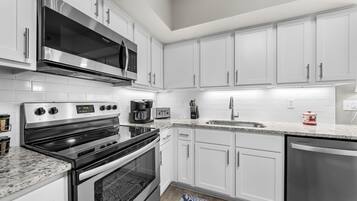 Kondominium Khas, 3 kamar tidur, balkon, pemandangan pantai | Dapur pribadi | Lemari es, microwave, oven, dan kompor