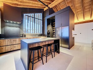 冷蔵庫、電子レンジ、オーブン、食器洗い機