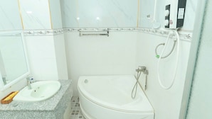 Une salle de bain avec un lavabo blanc, une baignoire et une douche.