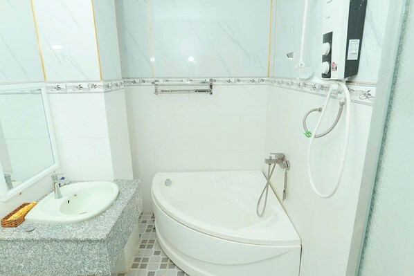 Dusche, kostenlose Toilettenartikel, Haartrockner, Handtücher