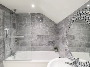 Douche, sèche-cheveux, serviettes fournies, savon