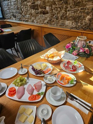 Daily continental breakfast for a fee - Bierstübchen  (Heiningen)