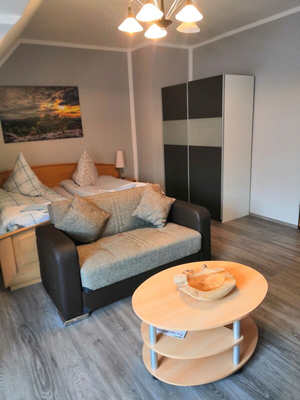 Honeymoon Apartment | Desk, laptop workspace, blackout drapes, iron/ironing board - Bierstübchen  (Heiningen)