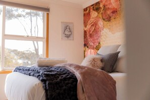 5 bedrooms, iron/ironing board, free WiFi, bed sheets - Windrift Retreat - Family & Sea (Glamorgan-Spring Bay)