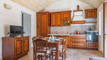 Villa familiare, 3 camere da letto, 2 bagni, lato montagna (Tenuta Guarini Trulli On Selva Di) | Cucina privata | Frigorifero, forno, piano cottura, lavastoviglie
