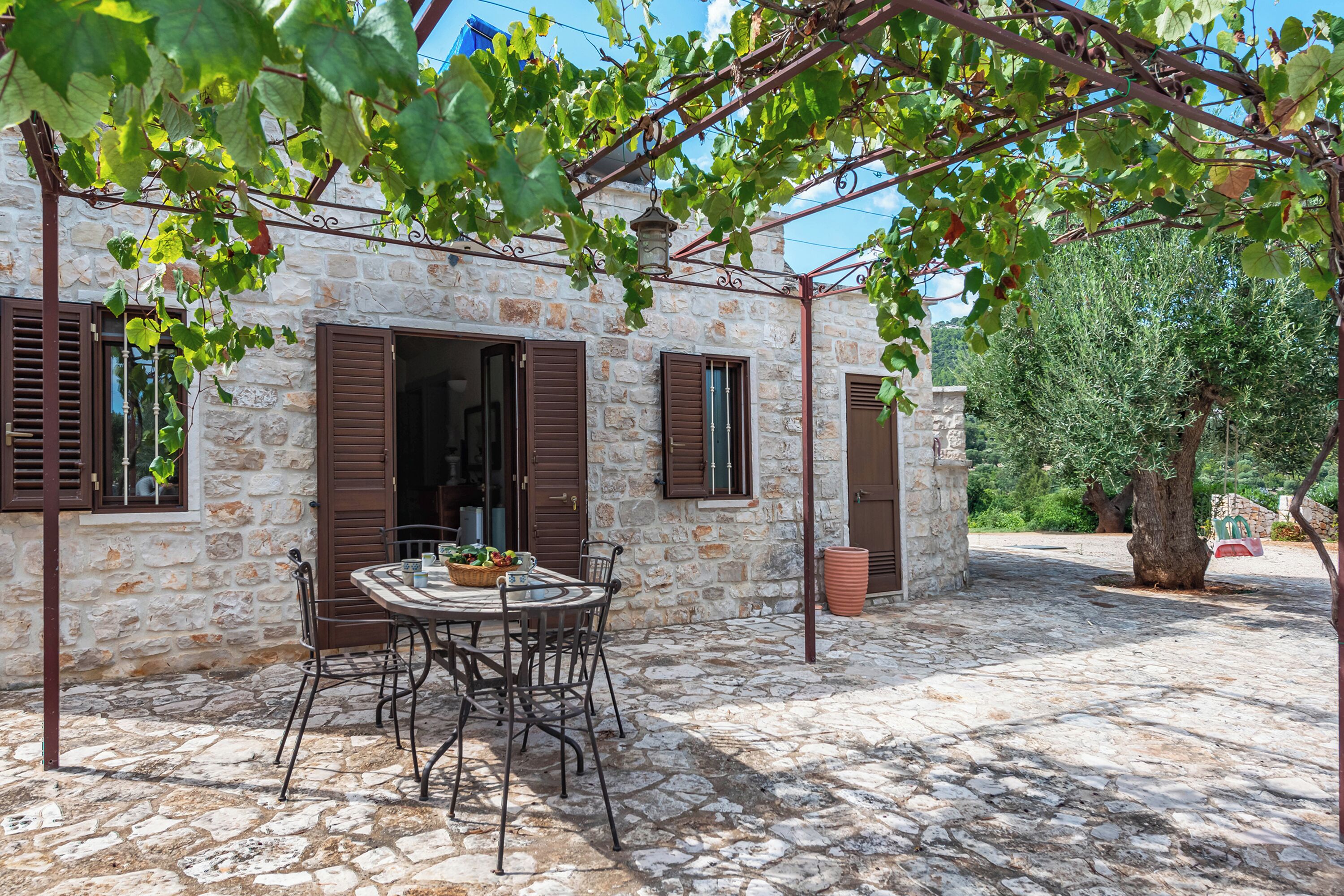 Perhehuvila, useita makuuhuoneita, 2 kylpyhuonetta (Tenuta Guarini Trulli On Selva Di) | Ulkoruokailutilat