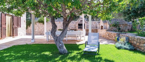 Family Villa, Multiple Bedrooms, 2 Bathrooms, Mountainside (Tenuta Guarini Trulli On Selva Di) | Outdoor dining