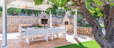 Family Villa, Multiple Bedrooms, 2 Bathrooms, Mountainside (Tenuta Guarini Trulli On Selva Di) | Outdoor dining