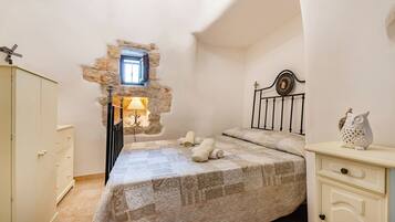 Villa familiare, camere multiple, 2 bagni, lato montagna (Tenuta Guarini Trulli On Selva Di) | 3 camere, ferro/asse da stiro, Wi-Fi gratuito, lenzuola