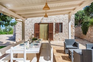 Familie villa, meerdere slaapkamers, 2 badkamers (Tenuta Guarini Trulli On Selva Di) | Buiten dineren