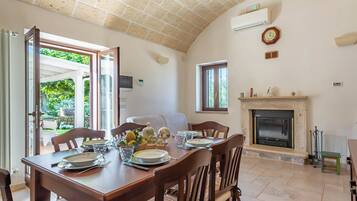 Familienvilla, Mehrere Schlafzimmer, 2 BĂ€der, Bergseite (Tenuta Guarini Trulli On Selva Di) | Speisen