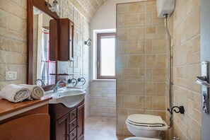 Familie villa, meerdere slaapkamers, 2 badkamers (Tenuta Guarini Trulli On Selva Di) | Badkamer | Een douche, een haardroger, een bidet, handdoeken