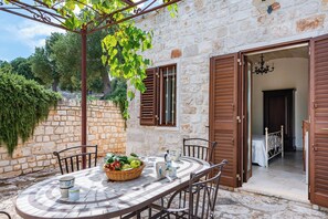 Outdoor dining - Tenuta Guarini Trulli On Selva Di Fasano (Fasano)