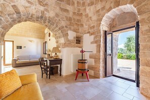 Flat-screen TV, fireplace - Tenuta Guarini Trulli On Selva Di Fasano (Fasano)