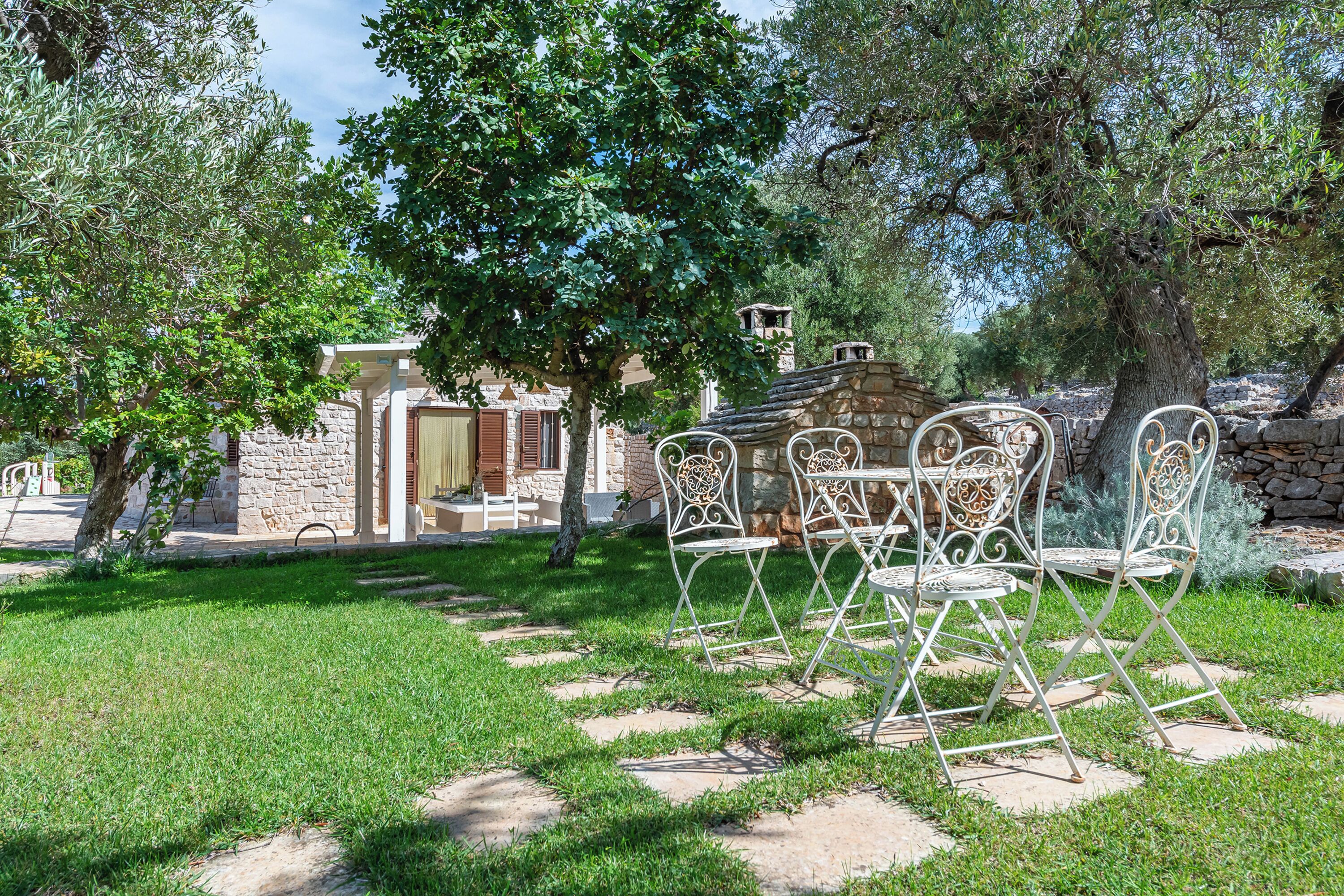 Villa familiar, varias habitaciones, 2 baños, junto a la montaña (Tenuta Guarini Trulli On Selva Di) | Restaurante al aire libre