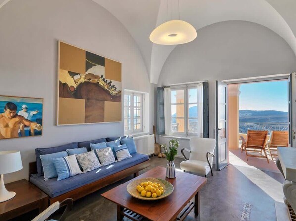 TV, fireplace - Villa Meadow with Heated Jacuzzi Breakfast Incl (Santorini)