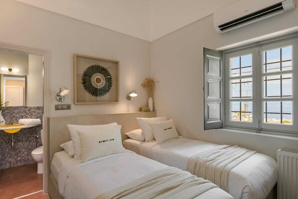 4 bedrooms, iron/ironing board, WiFi, bed sheets - Villa Meadow with Heated Jacuzzi Breakfast Incl (Santorini)