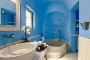 Shower, hair dryer - Villa Meadow with Heated Jacuzzi Breakfast Incl (Santorini)