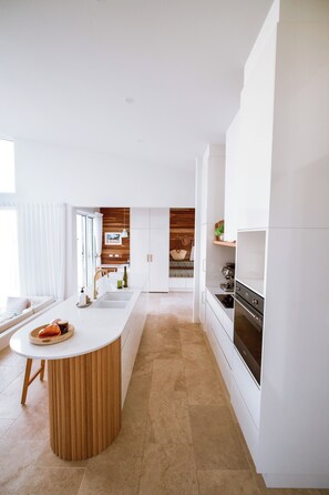 冷蔵庫、電子レンジ、オーブン、コンロ