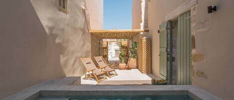 Una piscina al aire libre, una piscina climatizada