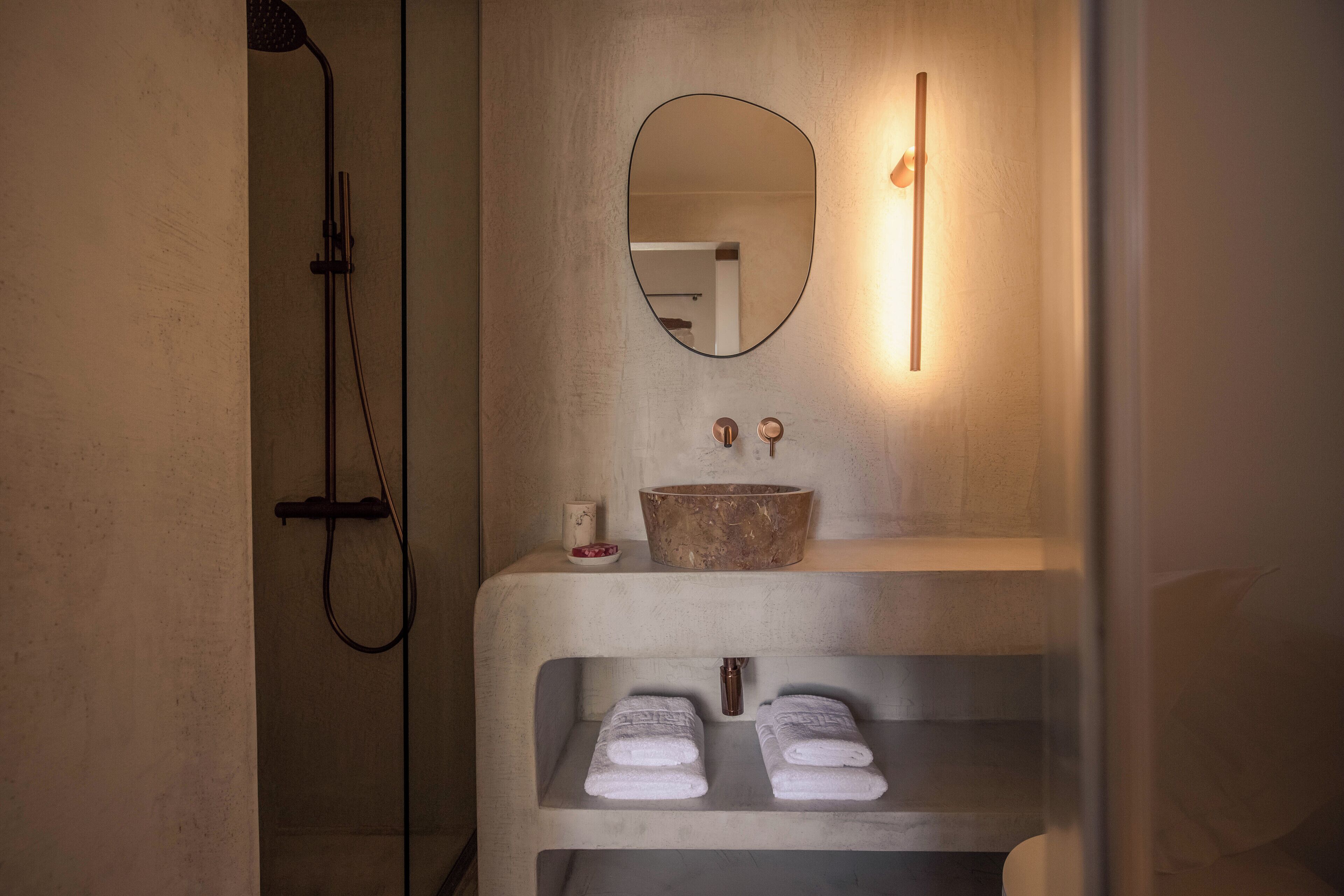 Shower, perlengkapan mandi gratis, pengering rambut, dan sandal