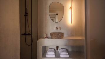 Shower, perlengkapan mandi gratis, pengering rambut, dan sandal